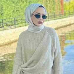 Maltepe türbanlı escort, zarif ve gizemli görünümüyle çekici bir pozda.