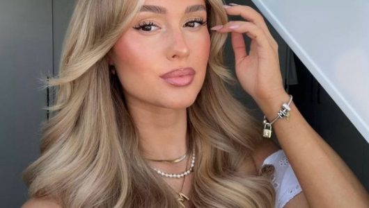 Maltepe ateşli ve fantezi escort Dilber, sarışın uzun saçlı, 155 cm boy, 45 kilo, 35.5 ayak numarası ile çekici bir pozda.