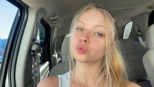 Ataşehir escort Ece, zarif ve tutkulu bir pozla çekici bir görünüm sergiliyor.