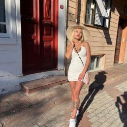 Çekmeköy sınırsız escort bayan, ateşli ve çekici bir pozla fantezilerini sergiliyor.