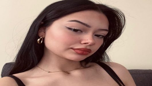 İçerenköy escort Golden Shower Ahsen, cesur ve çekici bir pozla fantezilerini sergiliyor.