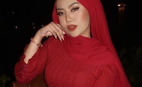 Ataşehir evli escort Gamze, modern bir ortamda zarif bir kıyafetle poz veriyor, profesyonel escort hizmetlerini temsil ediyor.
